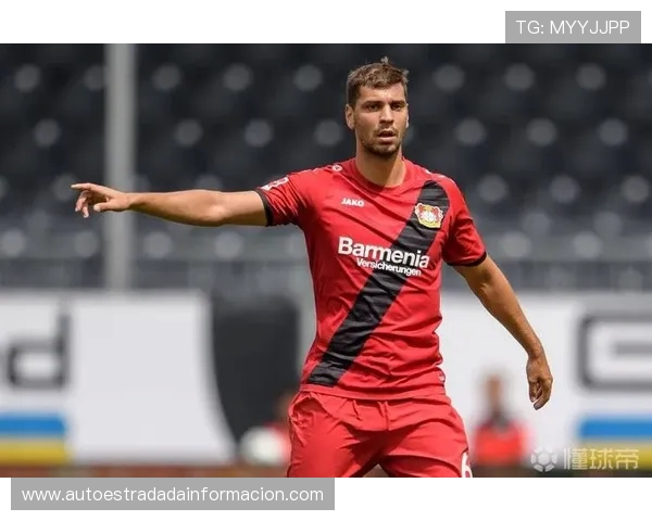 阿德利含泪告别药厂球迷 踢球者透露其尚未获准转会 阿德利含泪告别药厂球迷 踢球者透露其尚未获准转会