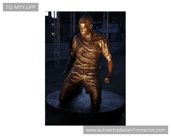 温馨时刻亨利带子女欣赏酋长球场雕像并幽默调侃引发笑声 温馨时刻亨利带子女欣赏酋长球场雕像并幽默调侃引发笑声