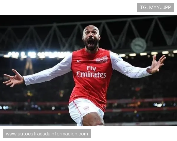 温馨时刻亨利与两个孩子一同观赏酋长球场雕像并幽默互动